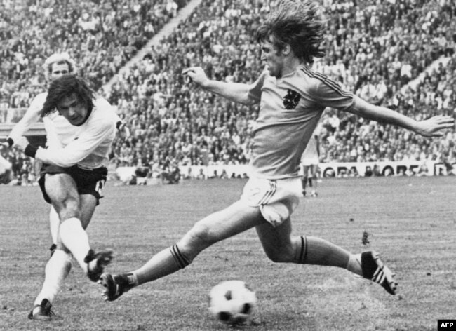 Герд Мюлер отбелязва победния гол срещу Нидерландия на финала на световното първенство през 1974 г.