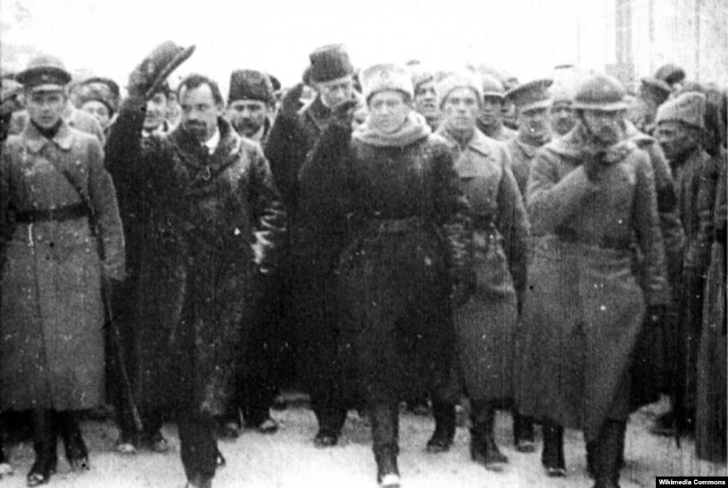 Керівники Директорії УНР Володимир Винниченко (знімає капелюх) і Симон Петлюра (з піднятою рукою) на Софіївській площі в Києві. Кадр із кінохроніки. Київ, 19 грудня 1918 року