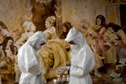 Ауруханаға айналдырылған мейрамханада науқастарды емдеп жүрген медицина қызметкерлері.