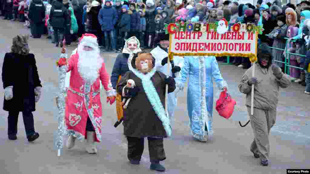 Сабада Кыш бабайлар парадында нинди генә идарә, оешмалар катнашмый. Рәсемдә районның гигиена һәм эпидемиология үзәге хезмәткәрләре