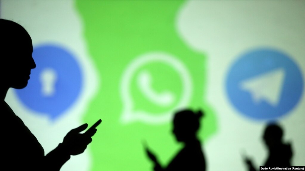Силуэты мобильных пользователей рядом с логотипами приложений социальных сетей Signal, WhatsApp и Telegram