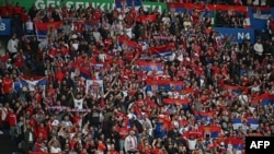 Tifozë serbë gjatë ndeshjes së Serbisë kundër Anglisë në Euro 2024, Gjermani, 16 qershor 2024. UEFA e dënoi Serbinë me një gjobë prej 10.000 eurosh të mërkurën, për shkak të “transmetimit të mesazheve provokuese, të papërshtatshme për një ngjarje sportive” gjatë ndeshjes.