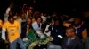 После известия о смерти Нельсона Манделы перед его домом собрались люди, 5 декабря 2013 