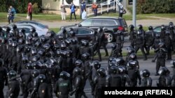 Силовики идут разгонять протесты в Минске, 4 октября 2020 год 