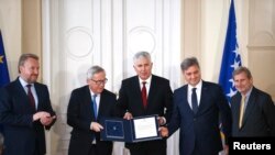 Босанските официјални претставници му доставија прашалник на претседателот на Европската комисија Жан-Клод Јункер