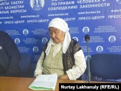 Назыкен Бикейкызы, мать Нагыза Мухамедулы, на пресс-конференции в Алматы, 2 октября 2020 года.