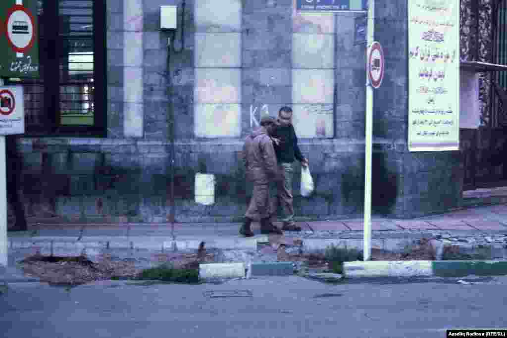 Polis piyada ilə mübahisə edir.