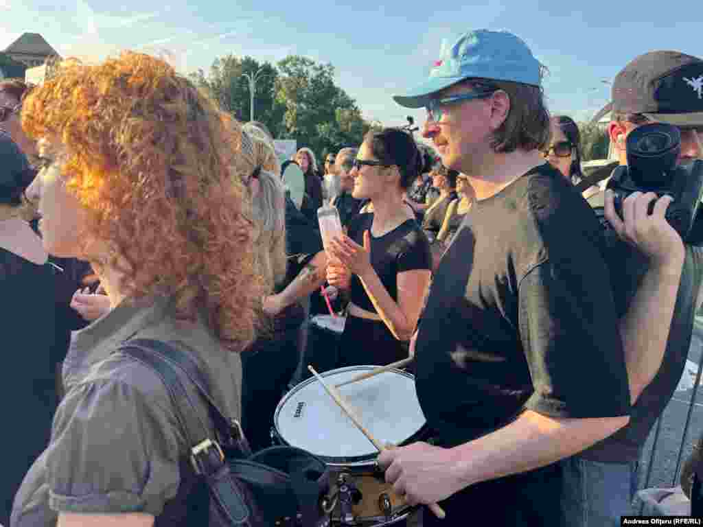 La protest participă tineri și tinere cu vârste între 20 și 35 de ani, dar și persoane mai în vârstă. 