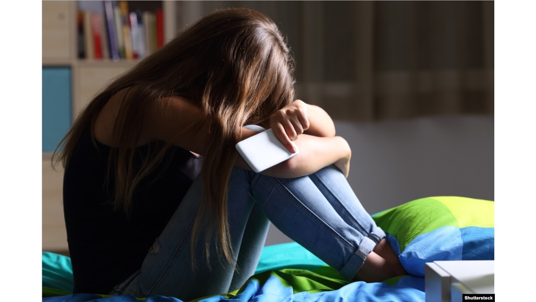 Екі қыз жігітті жалауға мәжбүрледі (Орысша видео)