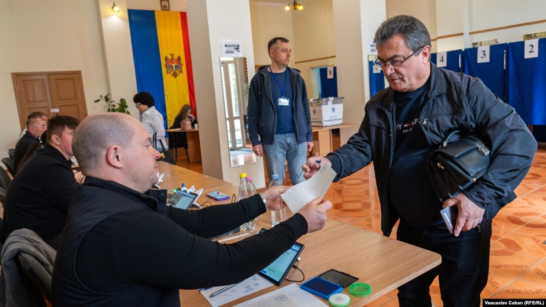 Alegeri prezidențiale în România - votul în afara țării a început vineri, 16 mai, la ora locală 07:00. Secție de vot din Republica Moldova.