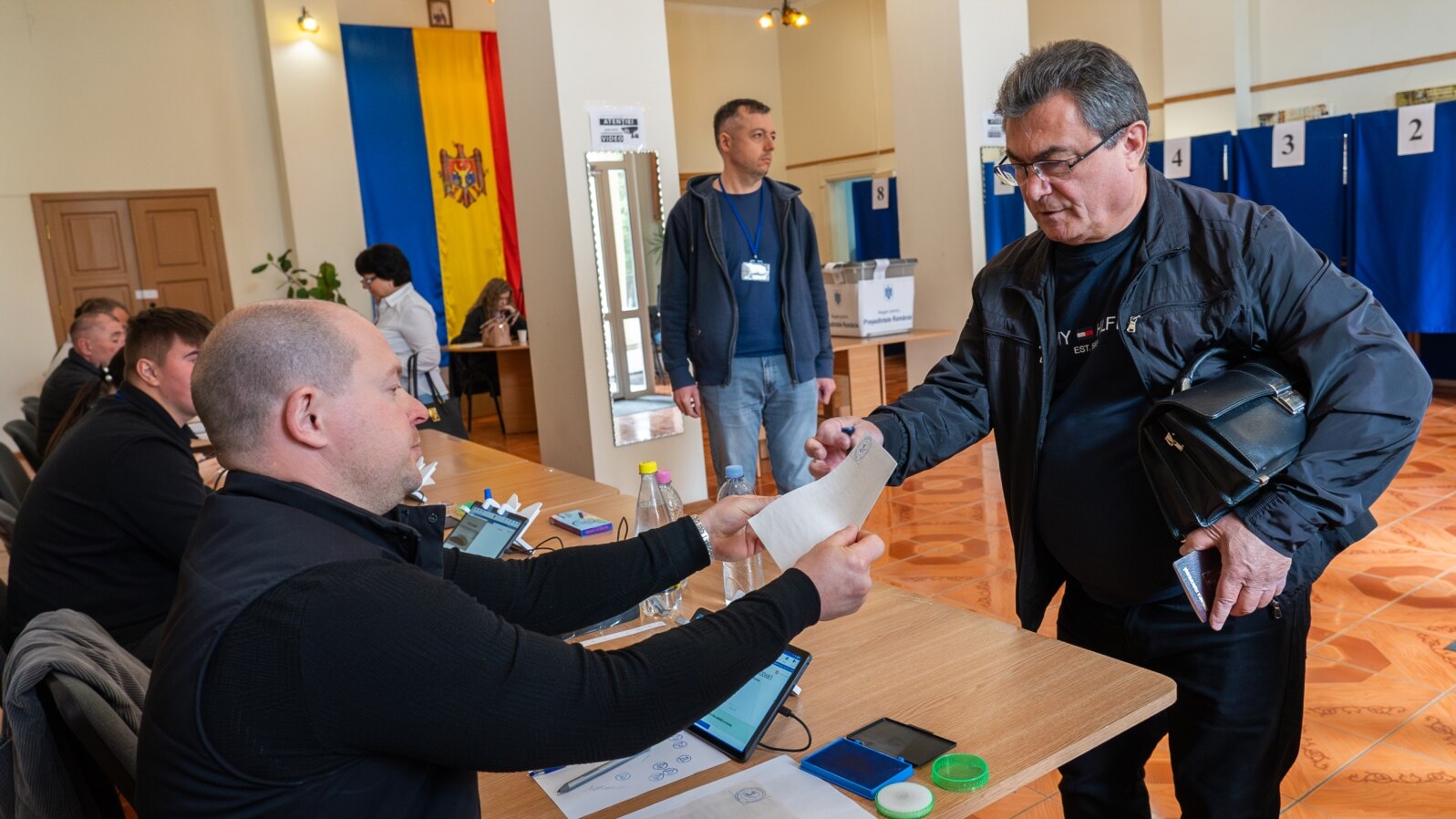 Alegeri prezidențiale în România - votul în afara țării a început vineri, 16 mai, la ora locală 07:00. Secție de vot din Republica Moldova.