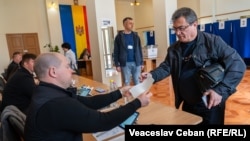 Alegeri prezidențiale în România - votul în afara țării a început vineri, 16 mai, la ora locală 07:00. Secție de vot din Republica Moldova.