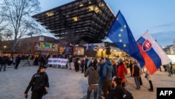 Protest în fața clădirii Radioului Slovac împotriva concedierilor de la Compania Națională de Televiziune și Radio. Bratislava, Slovacia, pe 19 martie 2026.