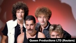 Легендарная группа Queen (сверху вниз, слева направо) Брайан Мэй, Роджер Тейлор, Фредди Меркьюри и Джон Дикон