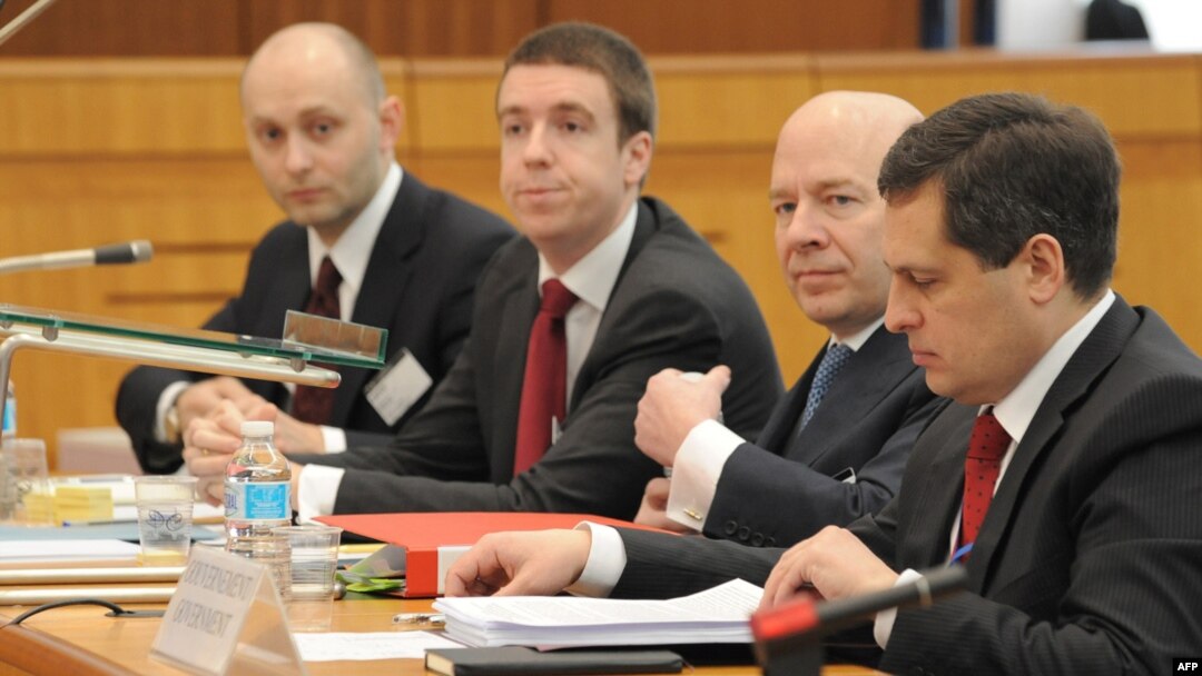 Представители России ожидают начала слушаний по делу ЮКОСа в ЕСПЧ. Страсбург, 04.03.2010