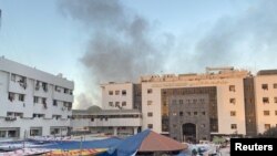 Дим се издига край болницата на фона на продължаващите боеве между Израел и Хамас, 8 ноември 2023 г.
