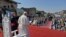 Папа Франциск почете с молитва жертвите на ислямистите от сцена, изградена между руините на четири църкви в Мосул