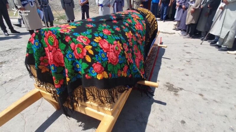 В Пенджикенте похоронили мать известного певца Афзалшо Шоди. ВИДЕО