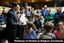 Українським дітям дарують книги на книжковому ярмарку в Брюсселі 25 березня 2026 року