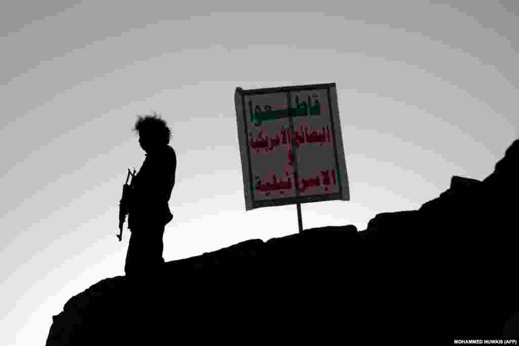 ЈЕМЕН - Коалицијата предводена од Саудиска Арабија извршила неколку напади врз јеменскиот главен град Сана, пренесе новинската агенција Ројтерс, повикувајќи се на сведоци.