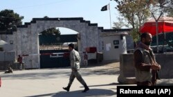 سفارت پاکستان در کابل - اخیراً پاکستان روند صدور ویزه به افغانان را دشوار کرده‌است.