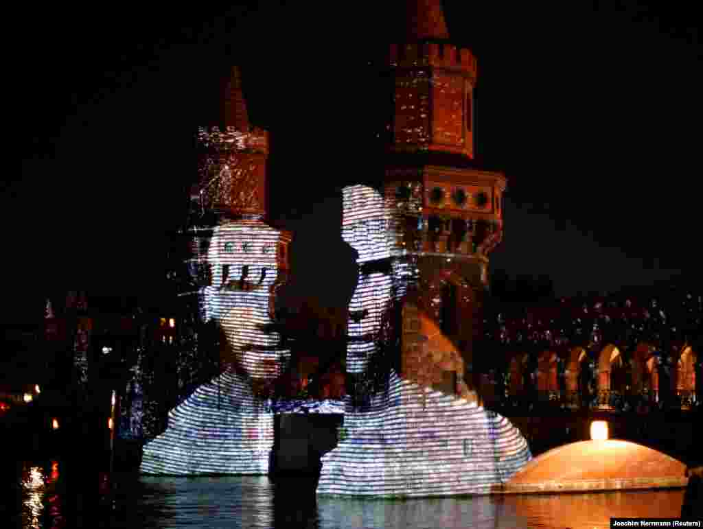 ბერლინში ყოველწლიური სინათლის ფესტივალი დაიწყო. ფესტივალის ფარგლებში ქალაქის ღირსშესანიშნაობები, შენობები და მონუმენტები სხვადასხვა ფერის შუქებით ნათდება. წლევანდელი ფესტივალის მესიჯი კორონავირუსის წინააღმდეგ გაერთიანებაა. ​📸: REUTERS/Joachim Herrmann
