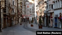 Թուրքիա - Ստամբուլի սովորաբար մարդաշատ Իսթիքլալ փողոցը դատարկ է կարանտինի պատճառով, ապրիլ, 2020թ.