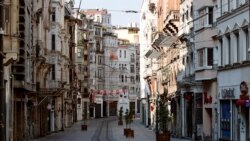 Prazna ulica Istiklal u centru Istambula u vreme 48-časovnog policijskog sata