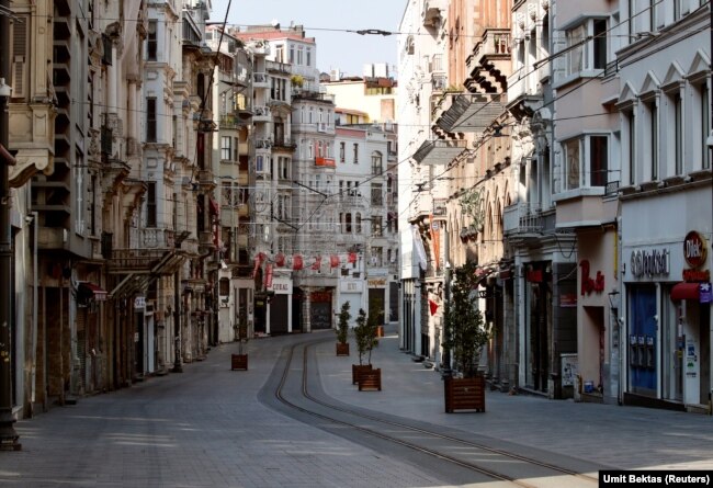 Безлюдная туристическо-торговая улица Истикляль в Стамбуле во время очередного жесткого локдауна. Декабрь 2020 года