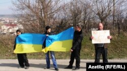 Tătari pe un drum la Simferopol protestînd împotriva referendumului secesionist