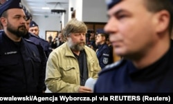 Российского археолога Александра Бутягина, которого Украина обвиняет в незаконных раскопках и хищении исторических артефактов в Крыму, доставляют в суд в Варшаве, 15 января 2026 года
