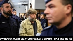 Російського археолога Олександра Бутягіна, якого Україна звинувачує у незаконних розкопках та розкраданні історичних артефактів у Криму, доставляють до суду у Варшаві, 15 січня 2026 року 