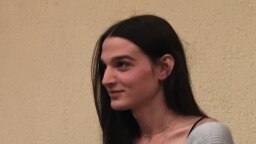 Sve bitke i odluke su samo moje. Ali su to veoma teške bitke posebno iz pozicije u društvu kakvo jeste crnogorsko, u društvu koje ne trpi ni klempave uši kao razliku, a kamoli neke veće razlike, kaže Hana Konatar u razgovoru sa novinarkom RSE Lelom Šćepanović. Sve bitke i odluke su samo moje. Ali su to veoma teške bitke posebno iz pozicije u društvu kakvo jeste crnogorsko, u društvu koje ne trpi ni klempave uši kao razliku, a kamoli neke veće razlike, kaže Hana Konatar u razgovoru sa novinarkom RSE Lelom Šćepanović.