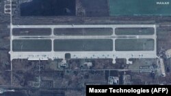 Аеродром стратегічної авіації Росії в місті Енгельсі Саратовської області, який, як повідомляють, був атакований українським дроном. Супутниковий знімок компанії Maxar Technologies, датований 4 грудням 2022 року