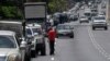صف‌ طولانی خودروها مقابل یکی از پمپ‌بنزین‌های شهر کاراکاس، پایتحت ونزوئلا.