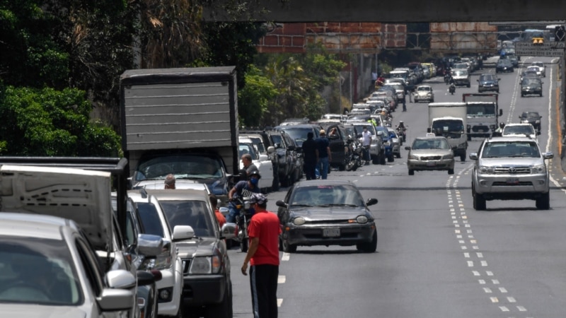 صف‌های طولانی بنزین در ونزوئلا در پی تاخیر در دریافت بنزین از ایران
