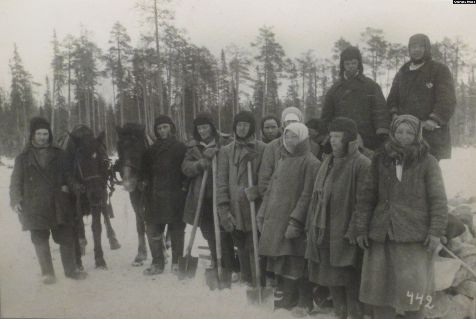 Ударники соцтруда на Беломорканале, 1932 г. Снимок с выставки "ГУЛАГ" в Германском историческом музее (ГИМ)