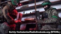 «Фокс» (праворуч) і «Мальборо» споряджають боєприпаси для «Вампіра»