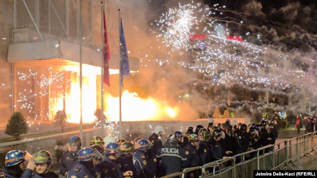 Pamje nga protesta antiqeveritare në Tiranë.