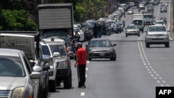 صف‌ طولانی خودروها مقابل یکی از پمپ‌بنزین‌های شهر کاراکاس، پایتحت ونزوئلا.