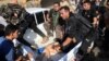 پیکارجویان حماس در حال انتقال یک زن اسیرشدهٔ اسرائیلی، خان یونس در غزه، ۱۵ مهر