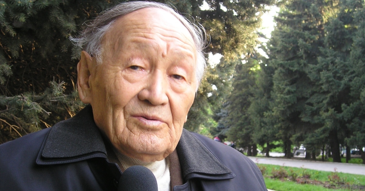 Балапан дилдоты қабырғаға шегелеп, онымен сиқыды