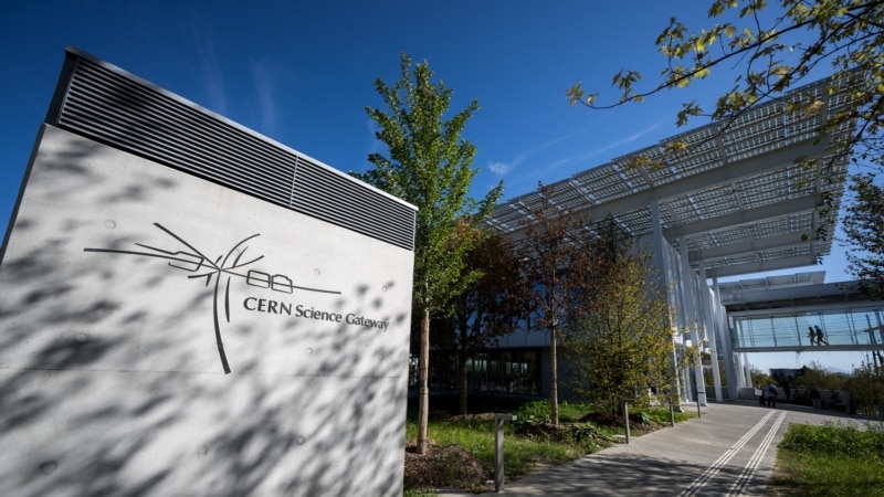 Не менее 90 из 500 связанных с РФ учёных продолжат работу с ЦЕРН