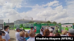 Semey Bus автопаркінің қызметкерлері жалақысын беруді талап етіп отыр. Семей, Шығыс Қазақстан облысы, 14 шілде 2020 жыл.
