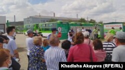 Работники автопарка Semey Bus требуют выплаты заработной платы. Восточно-Казахстанская область, 14 июля 2020 года.