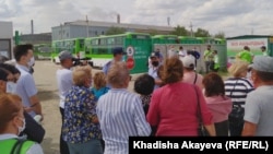 Работники автопарка Semey Bus требуют выплаты заработной платы. Восточно-Казахстанская область, 14 июля 2020 года.