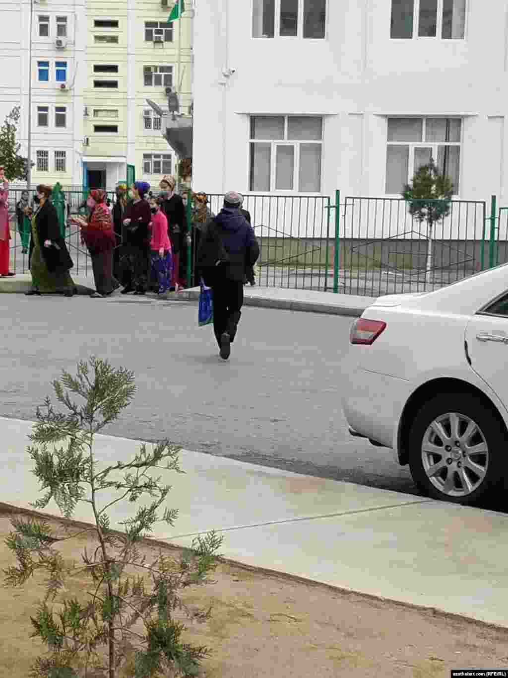 Mekdepden çykyp barýan aýallar. Aşgabat. Mart, 2021&nbsp; &nbsp;