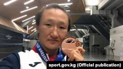Айсулуу Тыныбекова с бронзовой медалью на чемпионате мира в Париже. 2017 год.