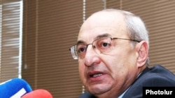 Armenia -- Public Council Chairman Vazgen Manukian speaks at a news conference, 19 May 2010.