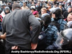 Щоб потрапити до Печерського суду адвокатові Тимошенко Юрієві Сухову довелось перелазити через щити, Київ, 11 жовтня 2011 року